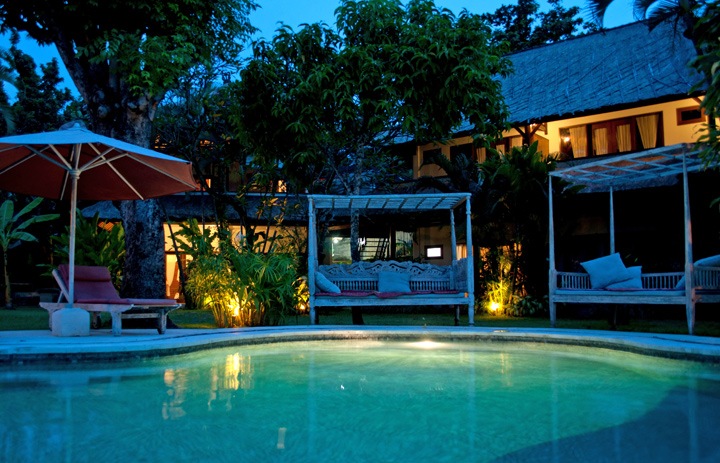 Bali Hotel Pearl pool at night