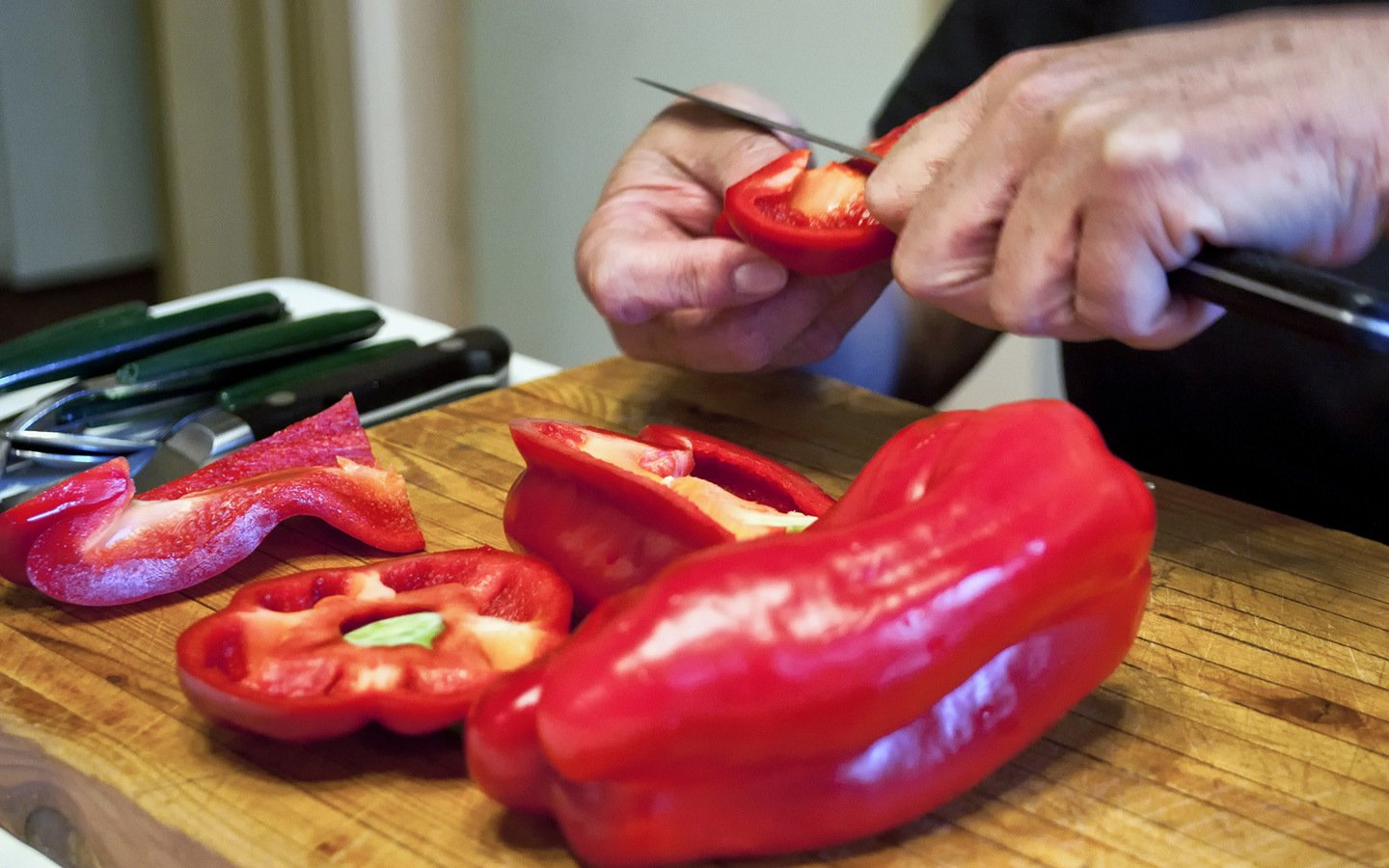 Chopping peppers, Sicilian cookery class in Catania