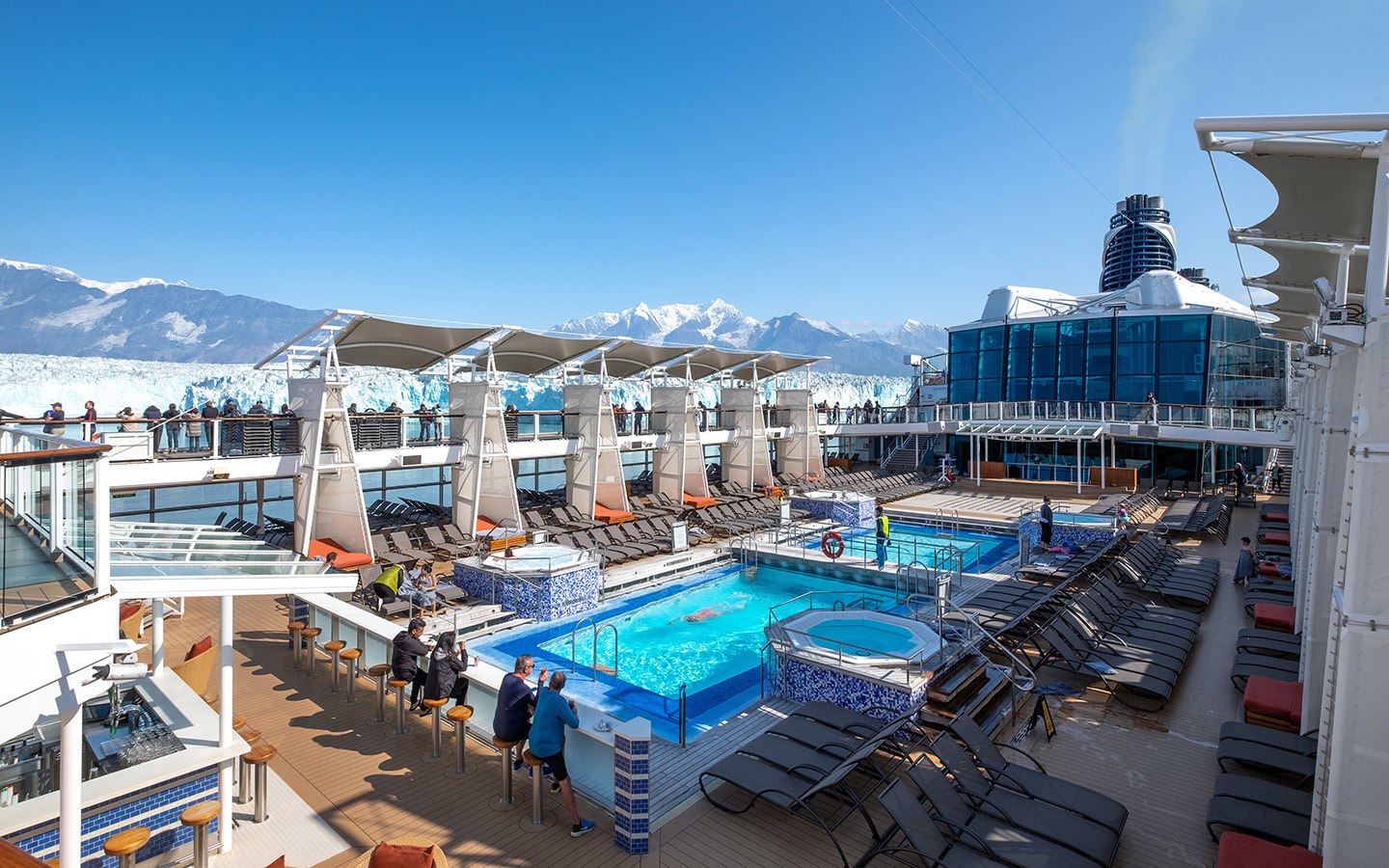 Piscina sul ponte di una crociera in Alaska