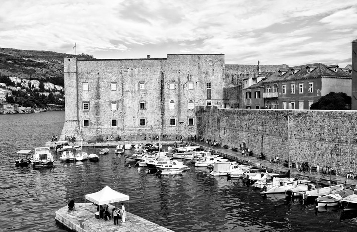 uitzicht vanaf de stadsmuren van Dubrovnik, Kroatië