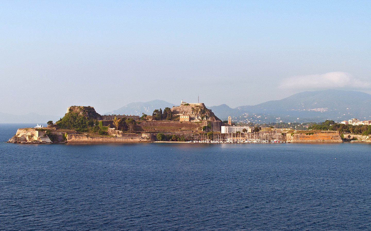 Scheep vroeg in de ochtend Corfu binnen