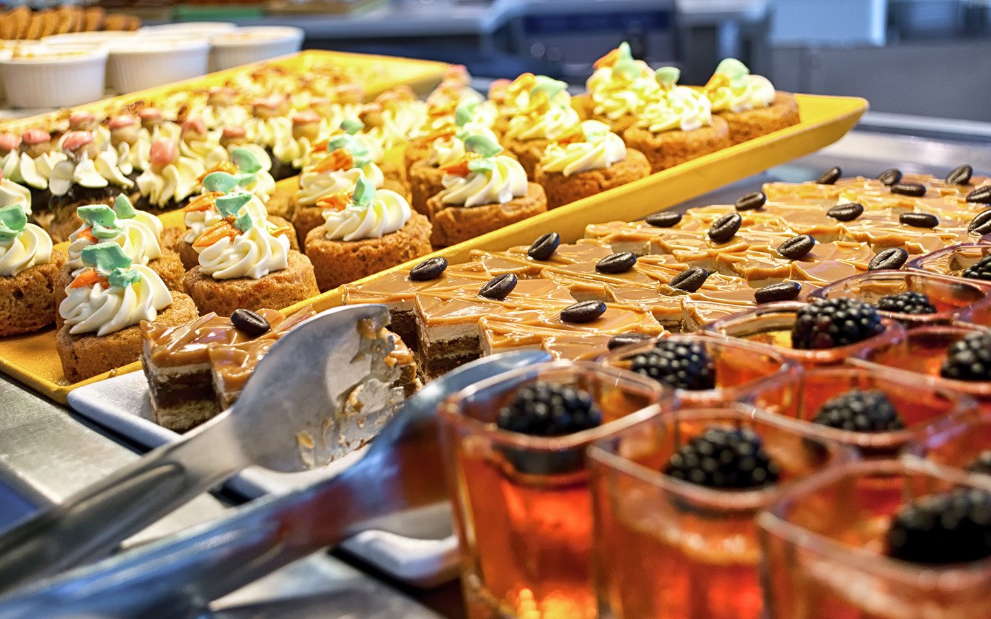 Té de la tarde en el buffet del crucero Celebrity Equinox