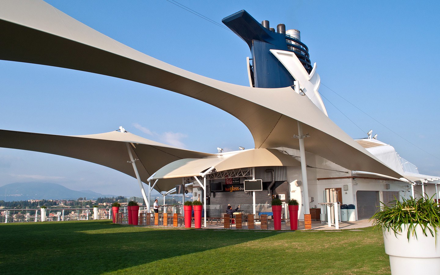 Das Lawn Club Deck auf der Celebrity Equinox