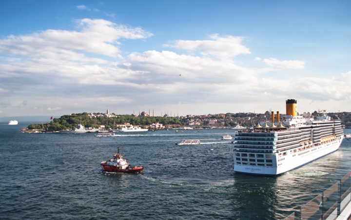 Cruise along the Bosphorus in istanbul