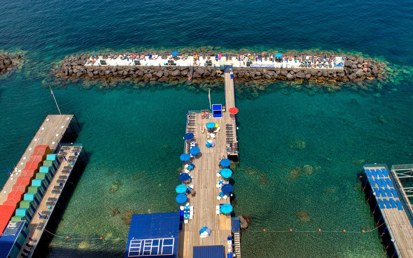 Muelles a lo largo de la costa en Sorrento