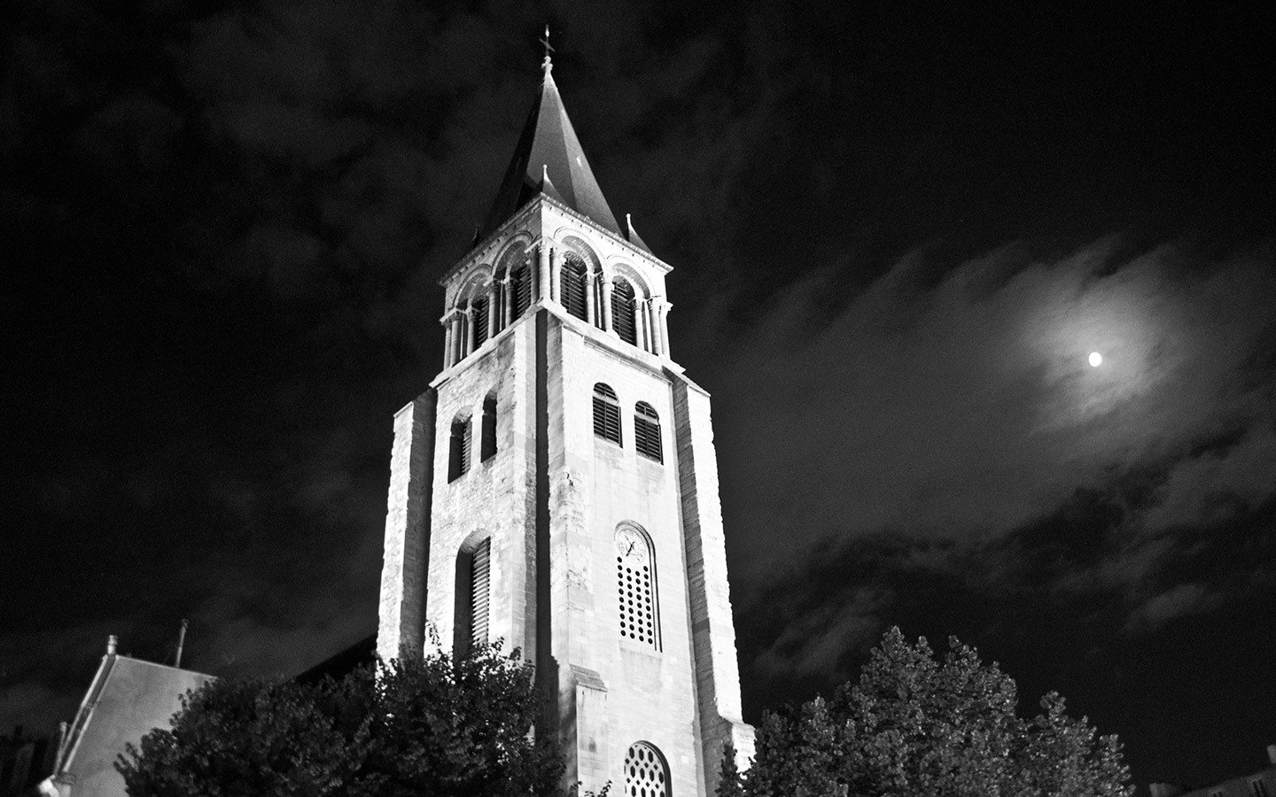 de toren van de Eglise Saint-Germain-des-Prés 's nachts