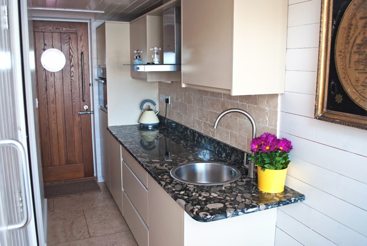 Shaldon Beach Huts kitchen