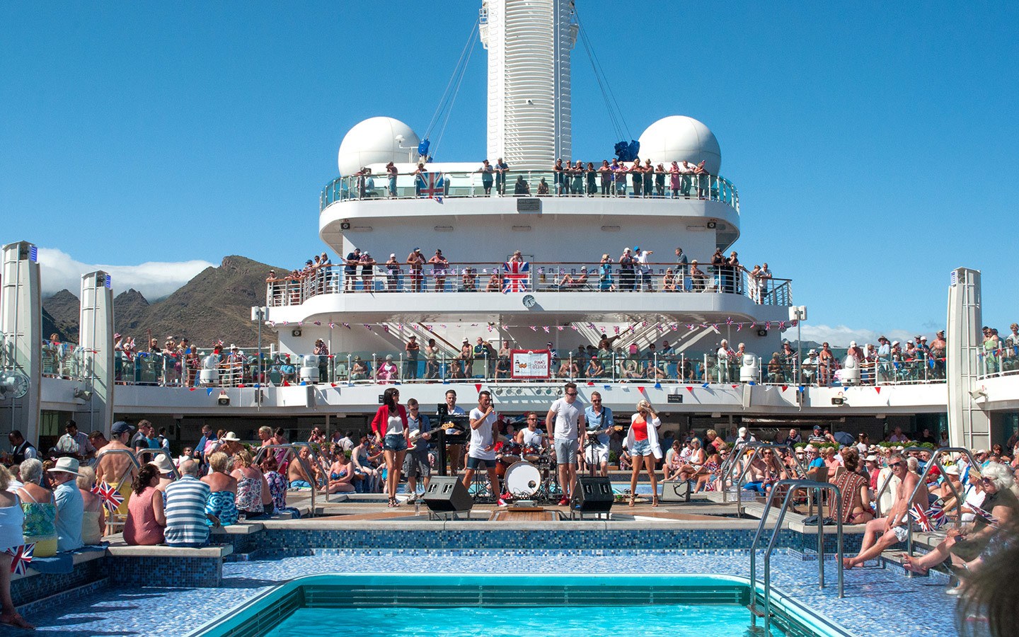 P&O Cruises Britannia Lido Deck sailaway