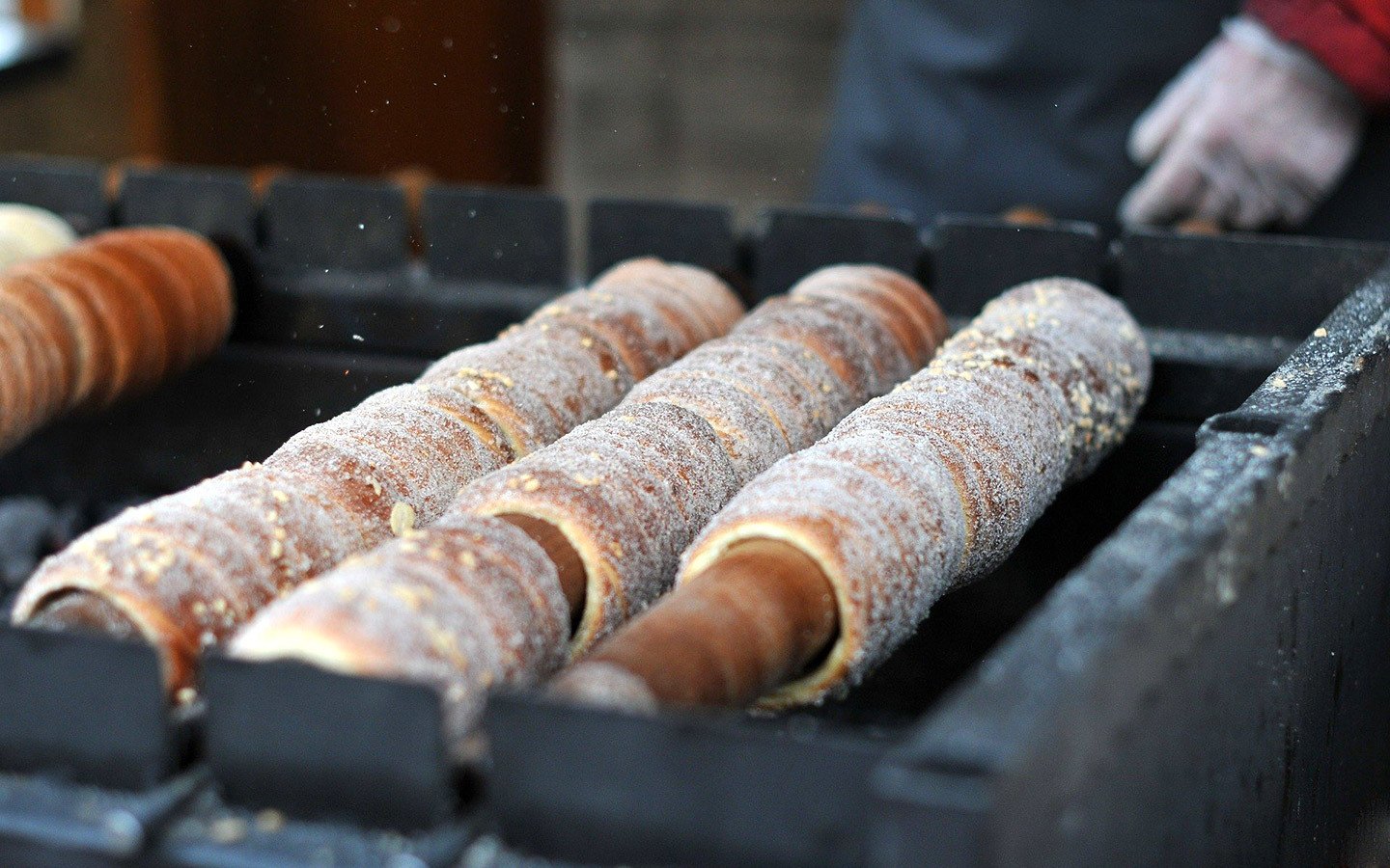Chimney cakes (trdelnik) cooking in Prague
