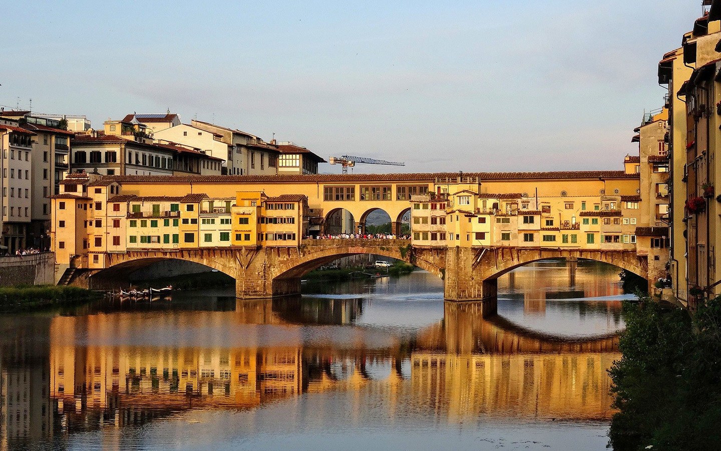 a Ponte Vecchio híd Firenzében naplementekor