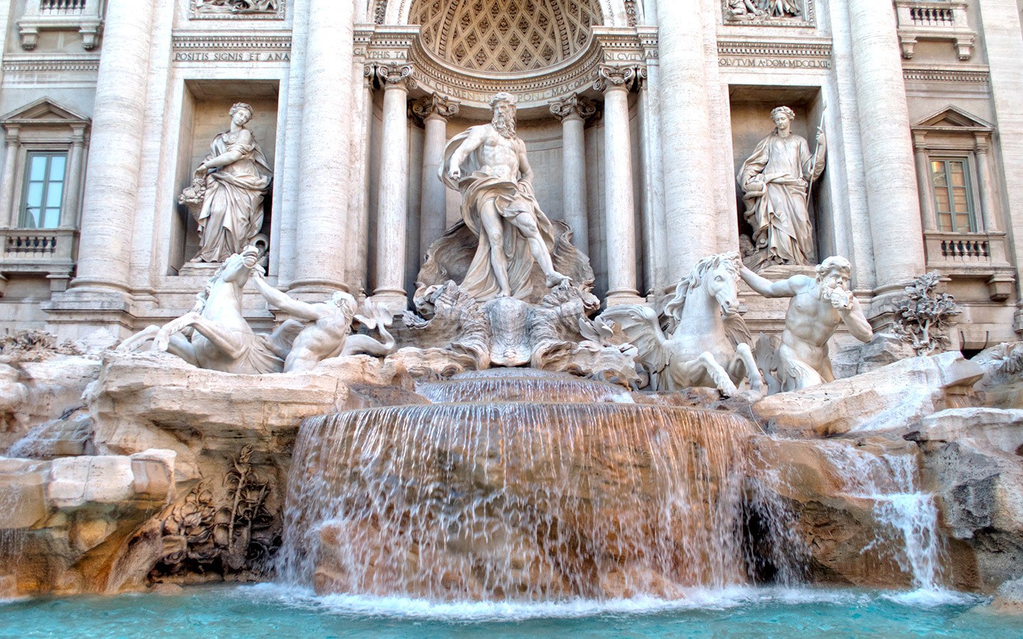 Der Trevi–Brunnen in Rom